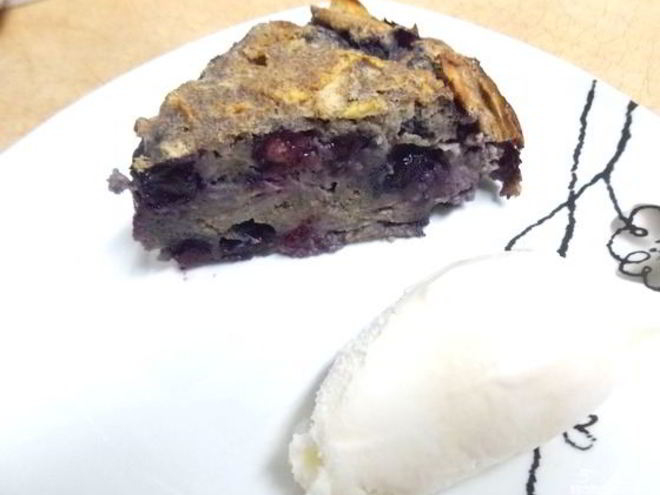 Рецепт шарлотки с черникой и яблоками