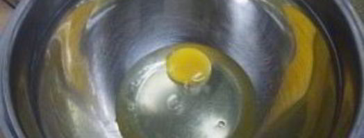 шарлотка с черникой и яблоками. Шаг 3