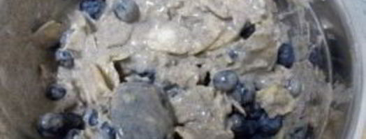 шарлотка с черникой и яблоками. Шаг 5