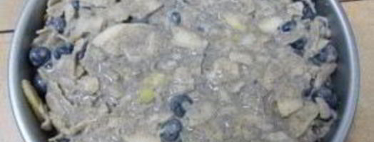 шарлотка с черникой и яблоками. Шаг 6