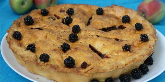 Шарлотка с ежевикой