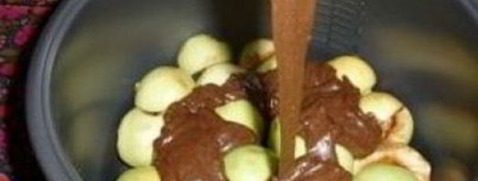 шарлотка с какао и яблоками. Шаг 5