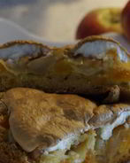 Шарлотка с курагой