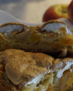 Шарлотка с курагой