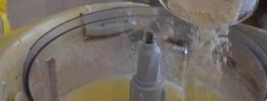 шарлотка с курагой. Шаг 3