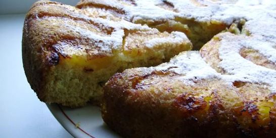 Шарлотка с вареньем в мультиварке