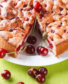 Шарлотка с вишней