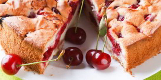 Шарлотка с вишней