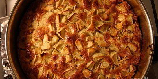 Шарлотка с яблоками без яиц