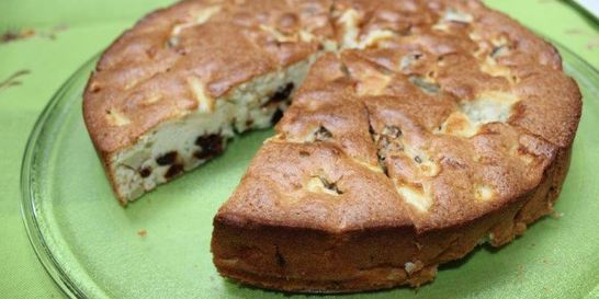 Шарлотка с яблоками и черносливом