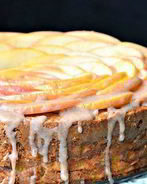 Шарлотка с яблоками и глазурью