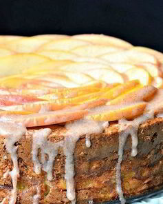 Шарлотка с яблоками и глазурью