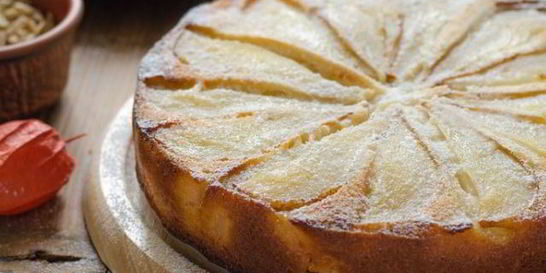 Шарлотка с яблоками и грушами