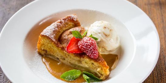 Шарлотка с яблоками и корицей