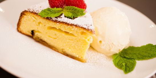 Шарлотка с яблоками и лимоном