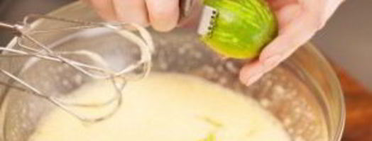 шарлотка с яблоками и лимоном. Шаг 6