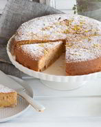 Шарлотка с яблоками и манкой