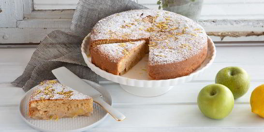 Шарлотка с яблоками и манкой