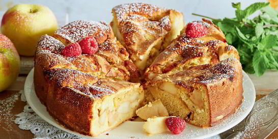 Шарлотка с яблоками и ванилью