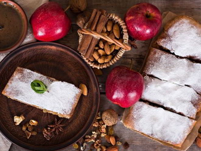 Рецепт шарлотки с яблоками корицей и изюмом