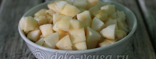 шарлотка с яблоками в мультиварке. Шаг 3