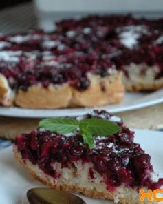 Шарлотка со смородиной