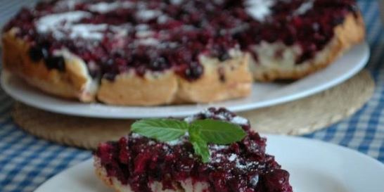 Шарлотка со смородиной