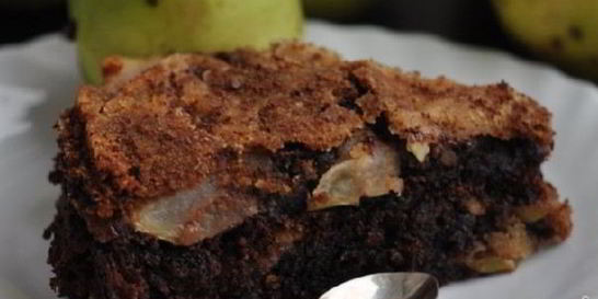 Шоколадная шарлотка с яблоками