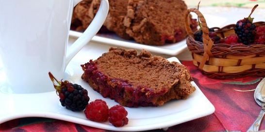 Шоколадная шарлотка с ягодами