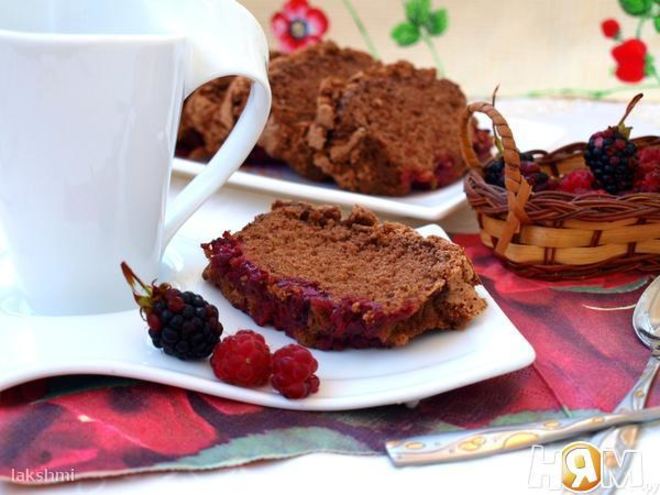 Рецепт шоколадной шарлотки с ягодами