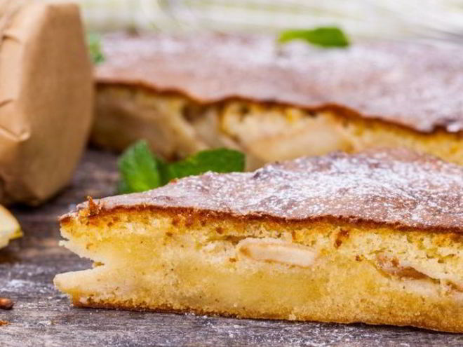 Рецепт яблочной шарлотки на сковороде