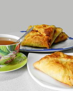 Слоеные конвертики с курицей и грибами