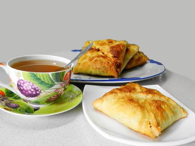 Рецепт слоеных конвертиков с курицей и грибами