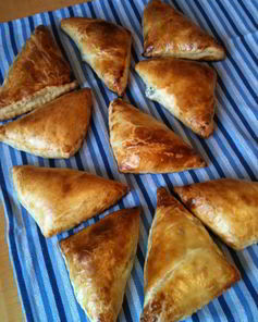 Слоеные конвертики с сырной начинкой