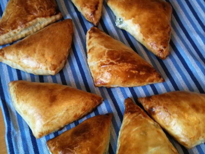 Рецепт слоеных конвертиков с сырной начинкой