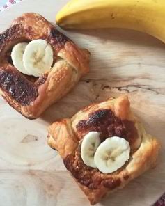 Слойки с арахисовой пастой и бананом