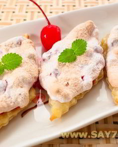 Слойки с брусникой