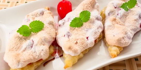 Слойки с брусникой