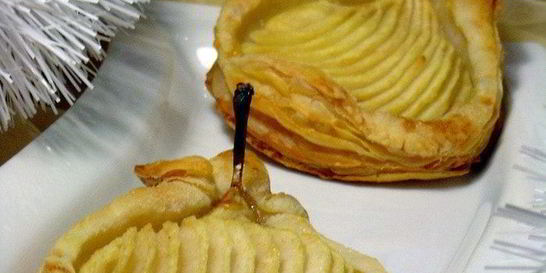 Слойки с грушами и орехами