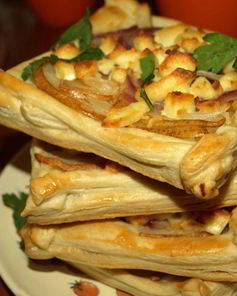 Слойки с грушей, ялтинским луком и адыгейским сыром