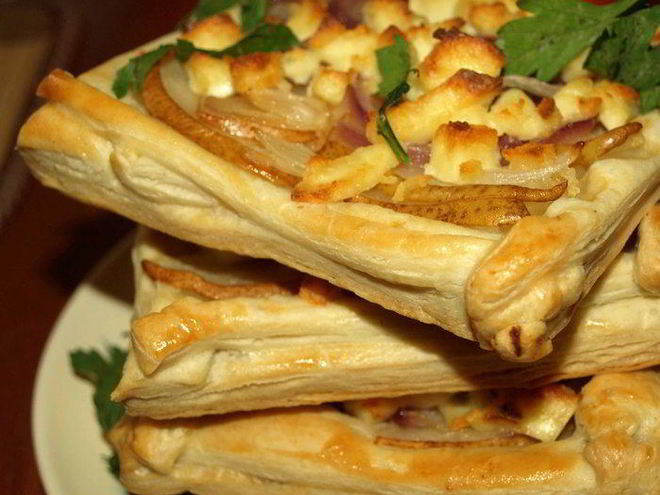 Рецепт слоек с грушей, ялтинским луком и адыгейским сыром