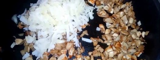 слойки с картофелем и грибами из слоеного теста. Шаг 4