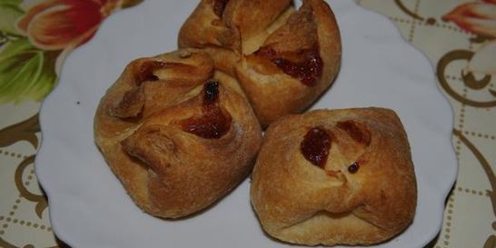 Слойки с конфитюром из айвы