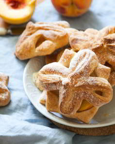 Слойки с персиками