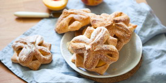 Слойки с персиками