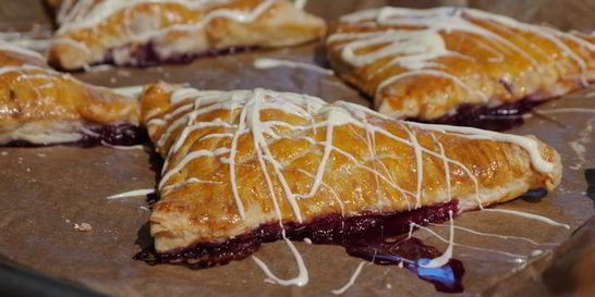 Слойки с вишней и белым шоколадом