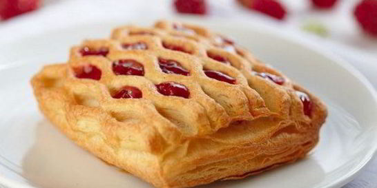 Слойки с вишней из бездрожжевого теста