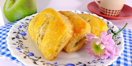 Слойки с яблочным вареньем