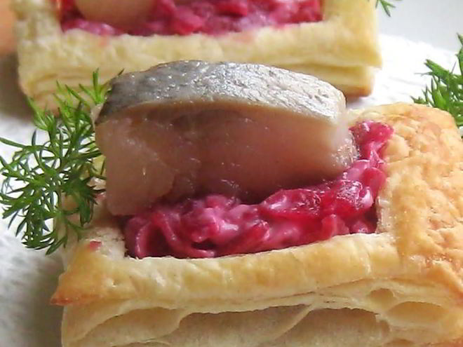 Рецепт слоек со свекольной начинкой и селедкой