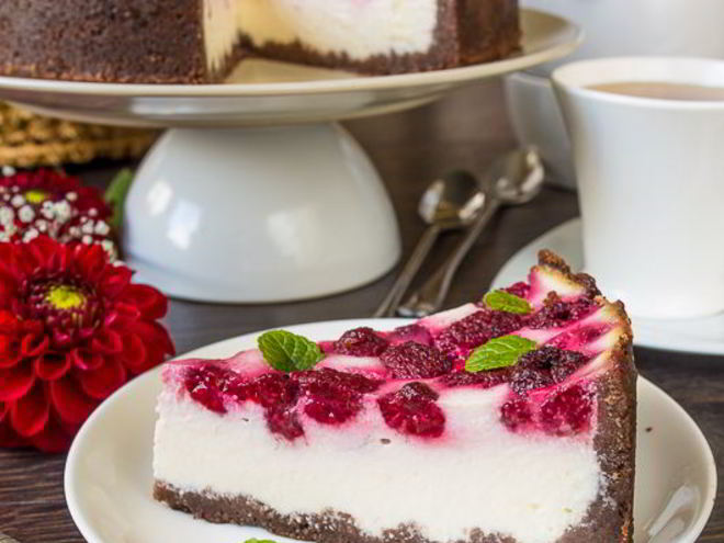 Рецепт нежного творожника с малиной